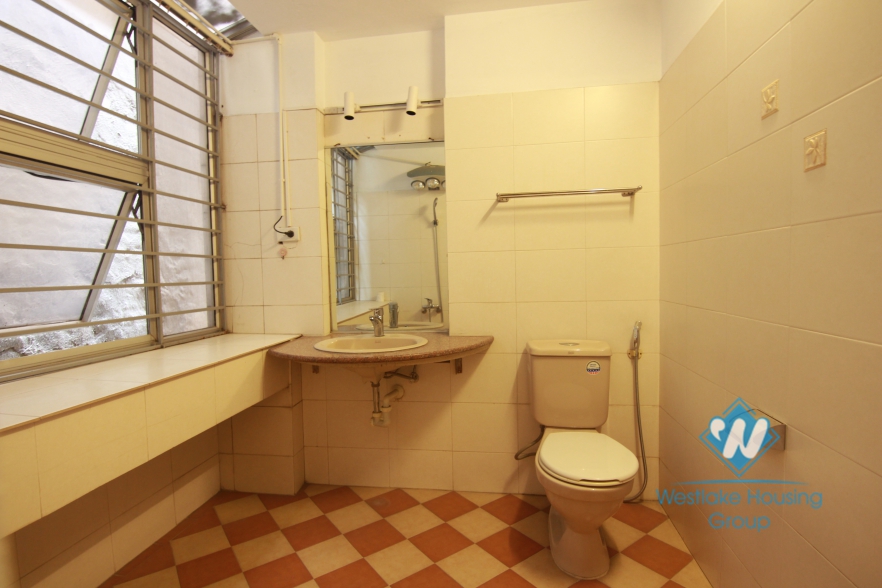 An elegant warmly colored apartment with spectacular views for rent 